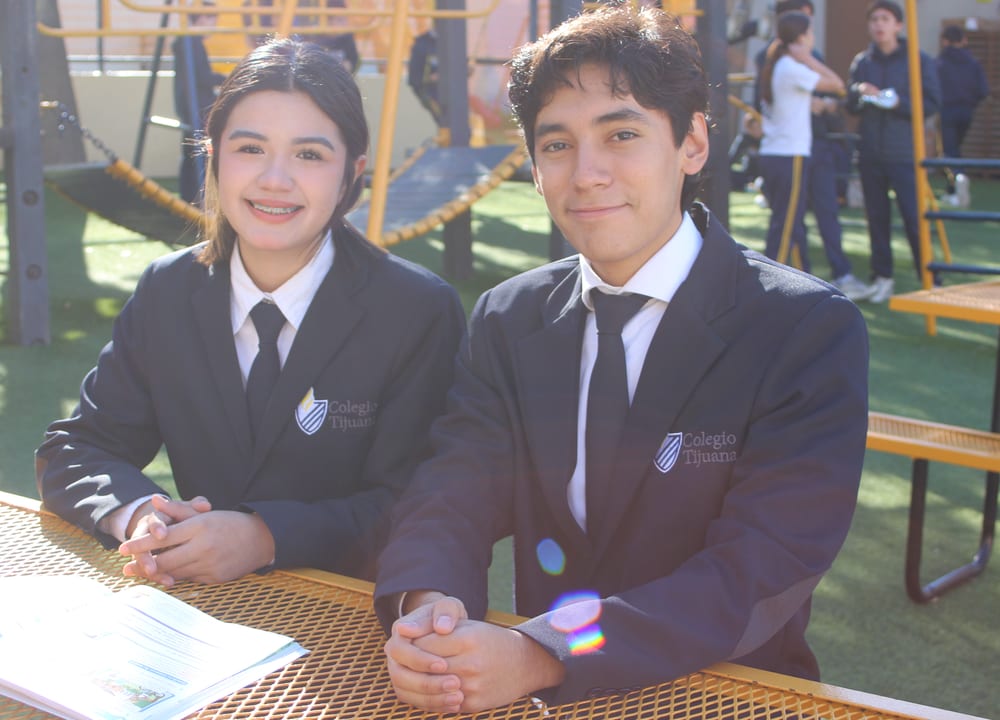 Alumnos y maestros del Colegio Tijuana